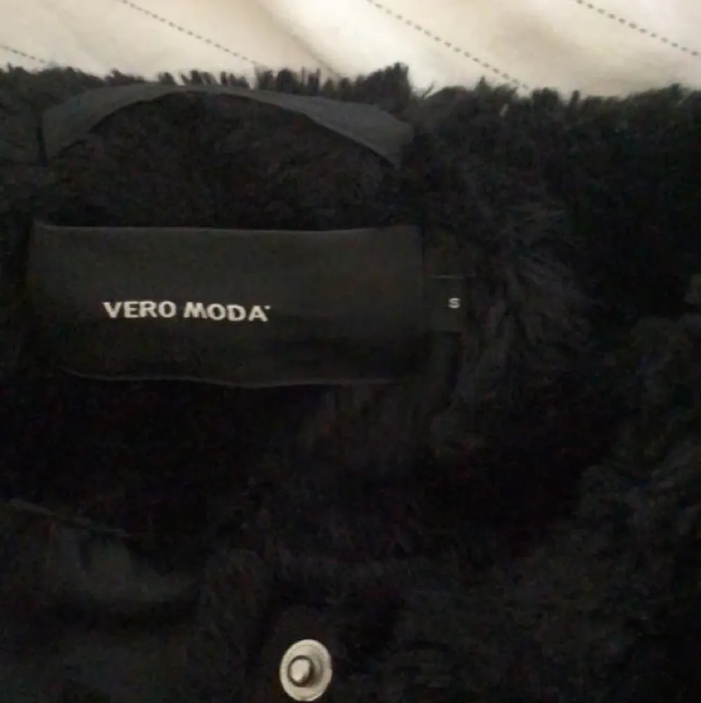 En fluffig jacka från Vera Moda i storlek S, använd några gånger men är i bra skick och känns som ny. Köpt för 399kr säljer för 200kr + frakt kostnad. Jackor.