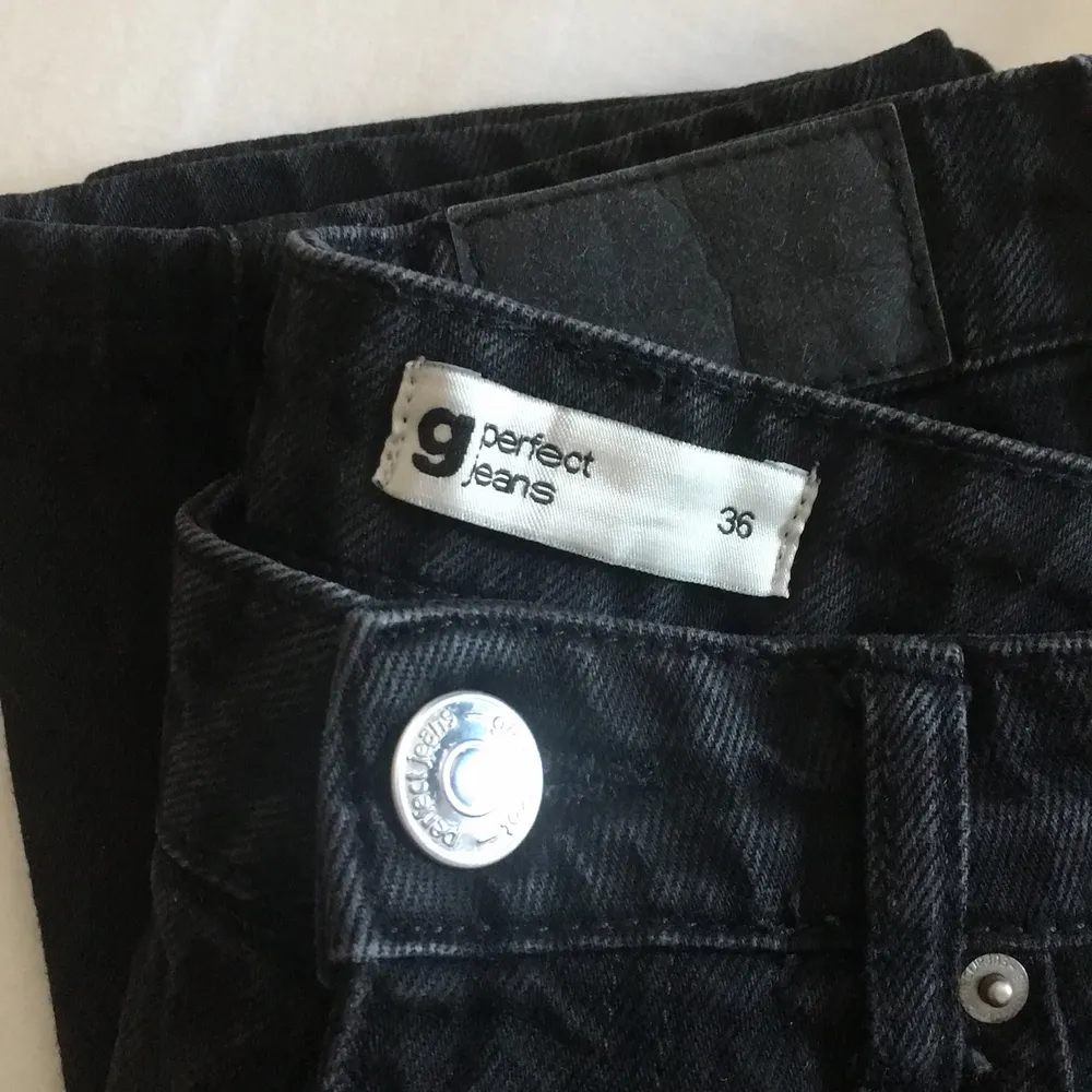 Svarta mom/straight jeans från gina. Sälje dessa då det blivit för små och inte kommer till användning. Jag är ca 160 och jag tycker de är lite korta för min smak men jag tror dem ska vara så. . Jeans & Byxor.