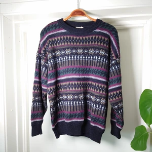 Stickad vintagetröja - Stickad vintagetröja, väldigt skön och mysig. Ingen storleksmärkning men bör vara M (passar även bra på mindre som lite oversize), längden på tröjan är 65cm🌻