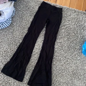 Byxor från Cubus  - Säljer ett par utsvängda mjukisbyxor andvänd någon gång 