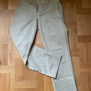 Dickies - Slim straight, beiga, dickies. De sitter relativt tight runt låren & rumpan, på mig som vanligtvis har storlek 30/30, då de är slim straight. De är i bra kvalite :)