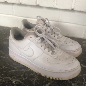 Nike air - Nike air force med något högre sula🖤storlek 40 men små i storleken. Lite slitna 