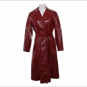 Röd skinnkappa  - Super fin och fräsch kappa i äkta skinn. Köpt second hand men aldrig använd själv. Storlek 40. 