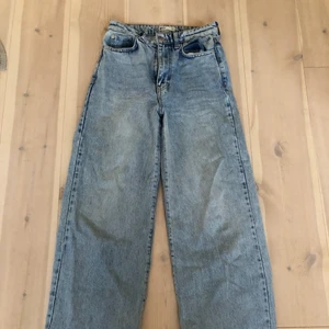 Blå jeans - Ett par fina jeans, som är har väldigt bra kvalitet💙