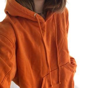 En orange hoodie från Weekday. Lite nopprig men annars fint skick. Den är i S men är oversized på mig som är M:)