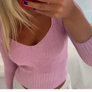 Rosa stickad topp - Så fin rosa topp som passar så bra till hösten då den är lite varmare! Går inte längre att köpa i butik. I ett mycket bra skick då den bara är använd en gång! Skriv gärna till mig vid intresse❤️ (obs inte mina bilder)