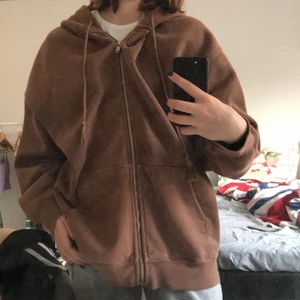 Zip up hoodie - Säljer en brun baggy zip up hoodie från brandy mellvile!!