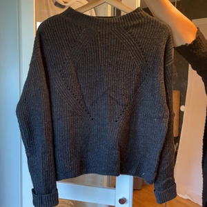 Stickad tröja  - Mörk grå kort stickad. 