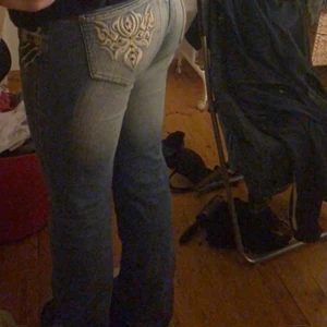 ljusblå bootcut jeans - as sköna o stretchiga jeans med möster på fickorna, passar på på min som är en s-m, dem går ungefär en bit under naveln