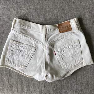 Vita Levis shorts i kort modell med snygga nitar och broderade detaljer.🤍 Storlek 34/36. Frakt tillkommer enligt nedan.