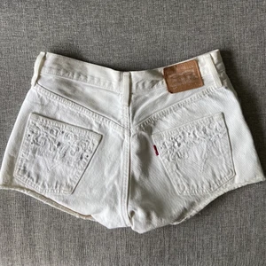 Vita Levis shorts - Vita Levis shorts i kort modell med snygga nitar och broderade detaljer.🤍 Storlek 34/36. Frakt tillkommer enligt nedan.
