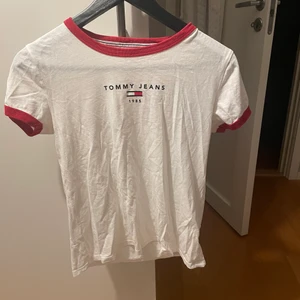 Tommy jeans  - En tommy T-shirt som är i bra skic, säljer eftersom den inte kommer till användning,