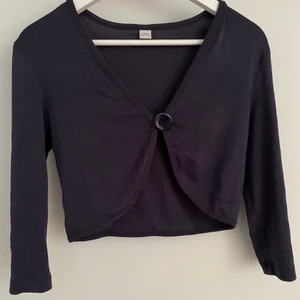 Tröja med knapp  - En kortare mörkblå tröja med knapp i mitten, oklart vilken storlek men skulle gissa på M/L🤍