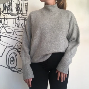 Grå stickad tröja  - En grå stickad tröja i storlek XS, säljer pga får ingen användning för den längre, väldigt bra skick, inte alls stickig 💜 Jag är 1.55 cm. Köparen står för frakt som skickas spårbart!