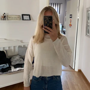 Stickad vit  - Den är ganska tun så genomskinlig men väldigt fin nästan grädd vit stickat tröja🤍🤍