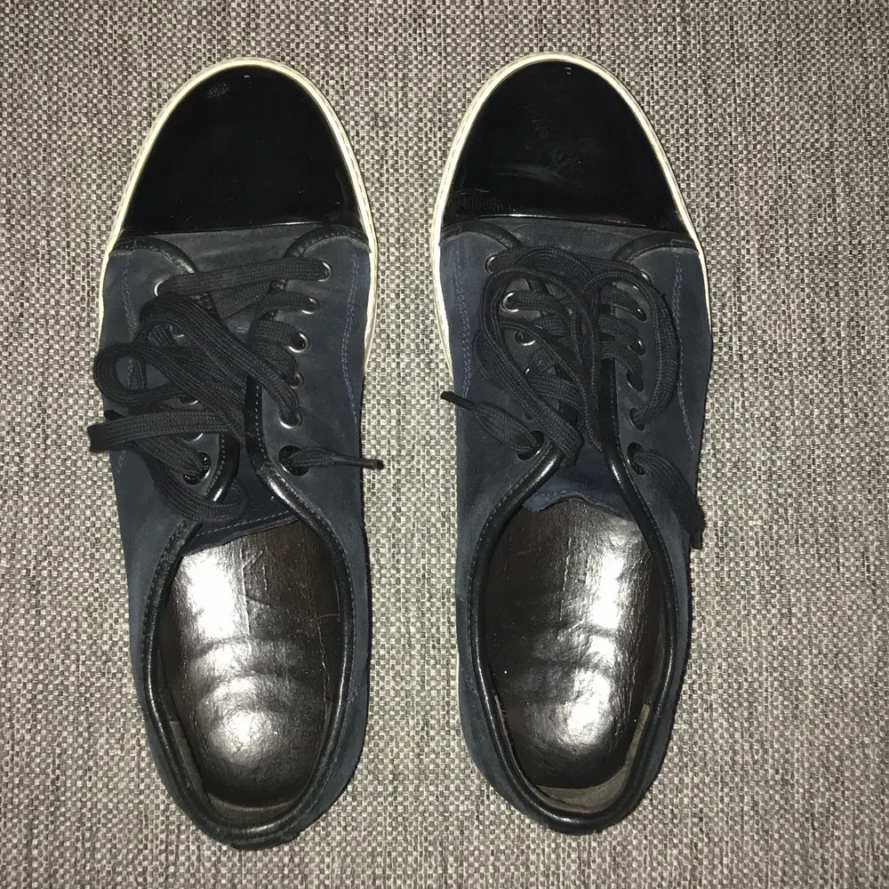 Använda men fina Lanvin skor. Storlek 43/44. Säljs i befintligt skick, inga skador eller något men använda. Nya skosnören och polerade lacktår. Ge bud. Skor.