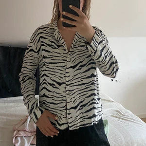 Zebra mönstrad skjorta - Zebra skjorta från Pull&bear i strl S. Säljer för att den inte kommer till användning längre. Super skönt material och även snygg öppen med linne under. Frakt tillkommer och kan skicka mer bilder om man vill😇