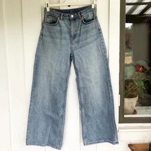 Weekday ACE jeans - Den populära modellen ACE från weekday. Svep för att se hur de sitter på. Storlek 29/30