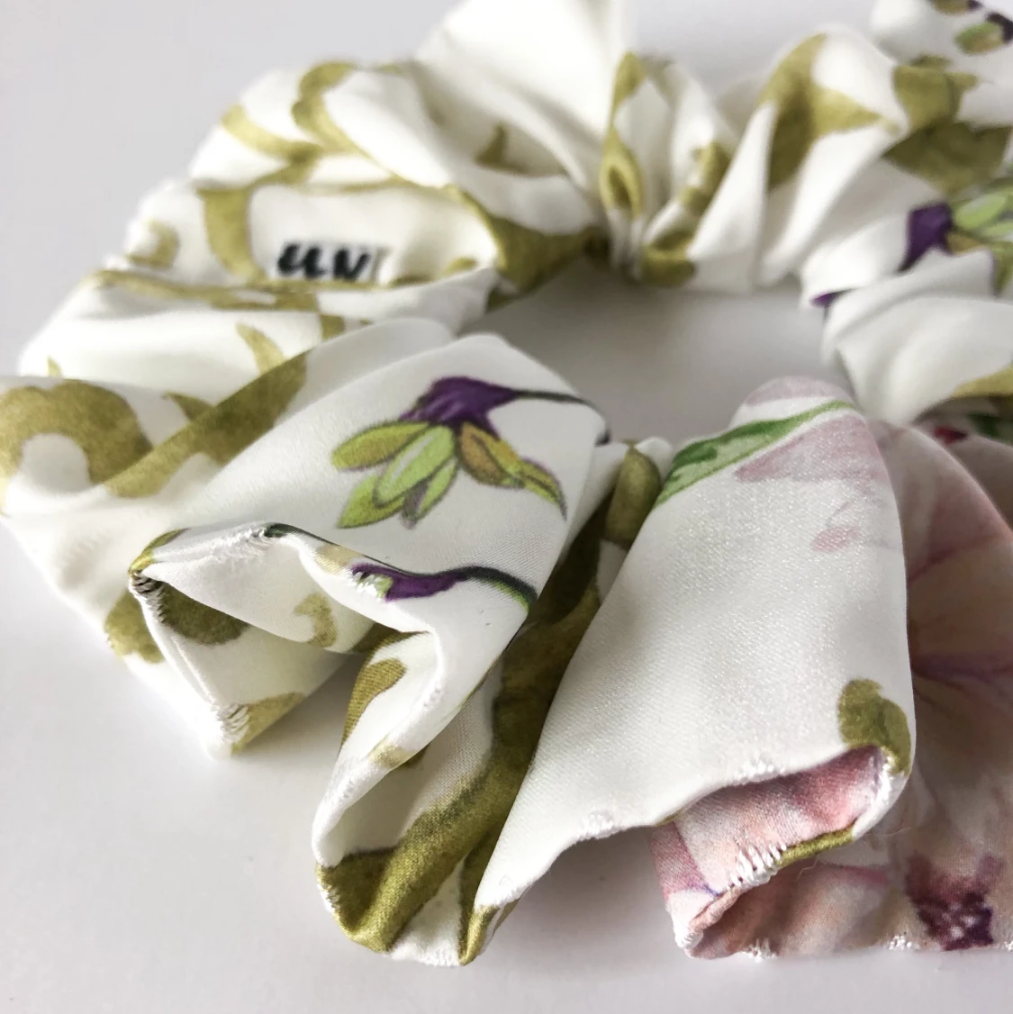 Underbar scrunchie med blommor