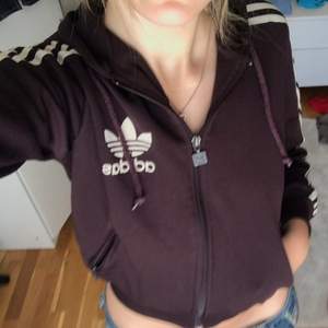 lägger upp igen pga oseriösa köpare!  en as snygg och trendig brun adidas kofta! 🤎🤎