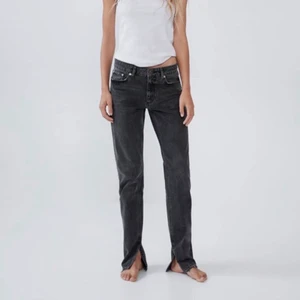 zara jeans slits - SÅLD!Funderar på att kanske sälja dessa jeans som jag köpte förra året då de är förstora för mig (strl 38) och jag inte har fått användning av dem! De är midrise och sen så har de en slits ned till.💕 Buda i kommentarerna ( tar emot bud från 150+ ) 