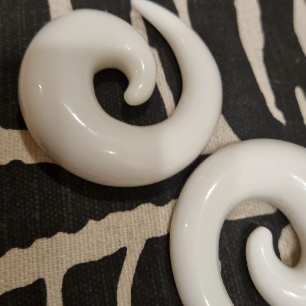 20 mm stora töjningar. Säljer även likadana fast svarta 🥰 samfraktar 📦. Accessoarer.