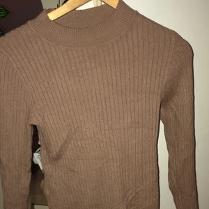 Ribbad tröja - Perfekt skick nästan aldrig använd, materialet är super mjukt och skönt!!