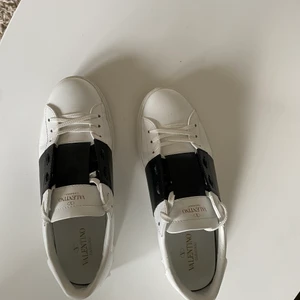 Valentinos  - Säljer min brorsas valentino skor i storleken 42,5 då de är för små, endast använda tre gånger och i mycket fint skick. Jag säljer dem för 3400. Kvitto finns och köparen står för frakten.