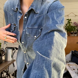 Lee jeansskjorta  - Säljer denna snygga jeansskjorta från Lee, passar till allt & sitter en aning oversize på mig då det är stl XL 💙