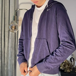 Vintage Nike hoodie - Riktigt fet lila vintage Nike hoodie. Sitter som en xs. Frakt ingår ej