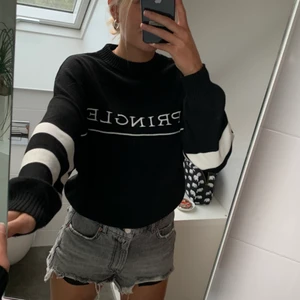 Slutsåld HM X PRINGLE tröja - Superfin tröja från H&M kollektionen med PRINGLE! Fint skick och stilren💙💙