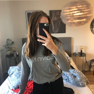 Calvin Klein hoodie - Säljer denna lite tunnare Calvin Klein hoodie, fint skick. Frakt 50kr