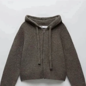 Zip tröja - Jättepopulär och slutsåld tröja från zara, storlek S♥️BUDA