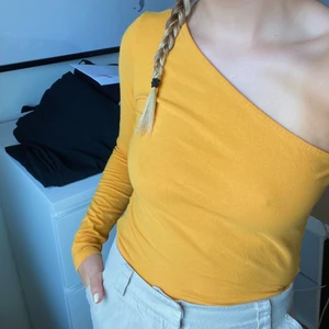 One shoulder body  - Säljer min senapsgula one shoulder body från NAKD. Använts 2 gånger så är som ny. Kan stryka och tvätta innan jag skickar, frakt tillkommer. Vill man ha mer bilder är det bara att fråga😇