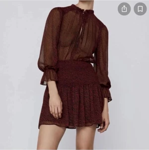 Zara klänning  - Säljer min helt oanvända klänning ifrån zara! Den är i jätte bra skick med prislapp kvar. Nypris 400kr, står ej för frakt.