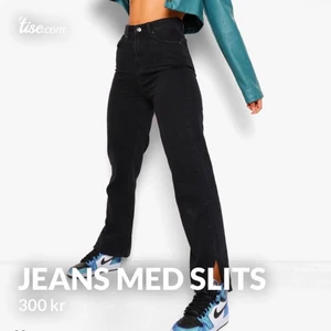 Svarta jeans med slits från boohoo - Helt nya jeans från boohoo aldrig använda och verkligen super snygga, de är små i storleken.