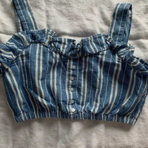 Blå och vit randig topp med knappar. - Blå och vit randig topp med knappar. Bra skick, har används väl. 