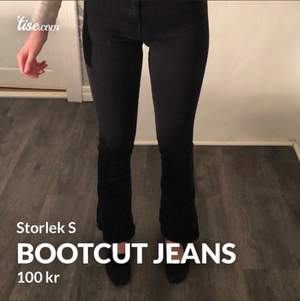 Superfina bootcut jeans som tyvärr har blivit för småa för mig, det är storlek S på dem och sitter jätte bra. Inga skråmor och i fint skick. 100kr + frakt🤍 (säljer även på Tise)
