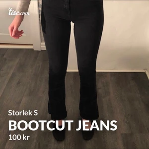 Bootcut jeans, storlek S - Superfina bootcut jeans som tyvärr har blivit för småa för mig, det är storlek S på dem och sitter jätte bra. Inga skråmor och i fint skick. 100kr + frakt🤍 (säljer även på Tise)