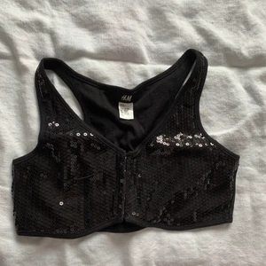 Paljett väst.  - Paljett väst för festligheter. Mycket fin väst i bra skick. För barn.