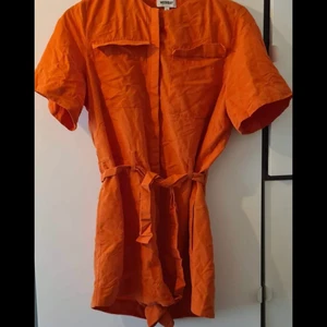 Orange byxdress från Weekday - Populär orange playsuit från Weekday, väldigt skönt material. 