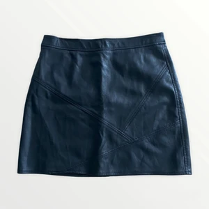 Fejk skinnkjol - 100% polyester. Knappt använd. I fint skick. Midjemått är 40 cm. Köp nu!