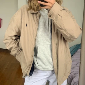 Oversized Polo Ralph Lauren jacka  - Beige jacka från Polo Ralph Lauren, storlek XXL och funkar parkett för en oversized look! Har en liten fläck på baksidan som knappt syns om du inte vet om den. Skickar gärna fler bilder om de behövs på förfrågan. 