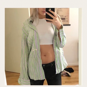 Fin skjorta  - Jätte fin skjorta som jag köpt här på plick ( för 150kr)  men aldrig använt! Storlek L men passar från s-Xl beroende på hur man vill att den ska sitta. Köpt på hansen&jacob! 💕 köpare står för frakt 