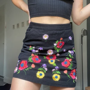 Blommig kjol - Kjol från Topshop. Aldrig använd. 