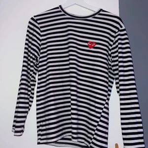 cdg  - säljer min cdg tröja. har använt ett fåtal gånger. är i toppskick. storlek M