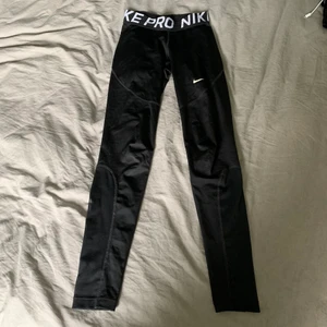 Nike Pro Träningstights - Säljer mina Nike Pro Träningstights i storlek Xs för att de aldrig kommer till användning längre, fint skick trots använda en del💘