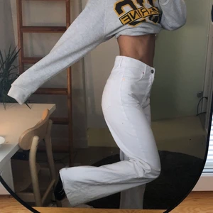 Vita zara jeans - High Waist zara jeans i väldigt bra skick. Långa i benen. Jag är 173 cm. Frakt inkluderat 😙 Storlek 38 men passar också 36