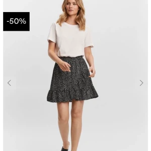 Prickig kjol xs - Fin o skön prickig kjol. Superhärlig i värmen när man ska ut. Använd några gånger. Men fint skick. Storlek xs 