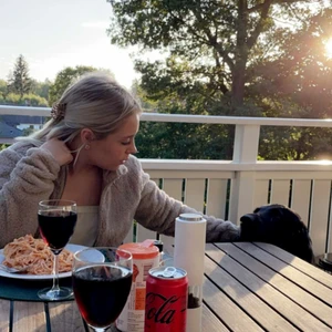 Teddy kofta - Så trendig teddykofta som är köpt nyligen men glömde skicka tillbaka för tyckte inte den passa mig. Storlek M.       Bara testad en kväll vilket är från första bilen annars helt oanvänd